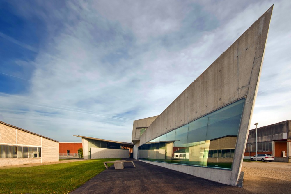 AD Classics: Vitra Fire Station / Zaha Hadid
