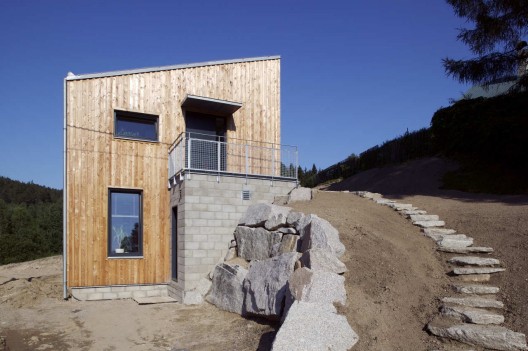 Small House On Hillside / Vladimír Balda