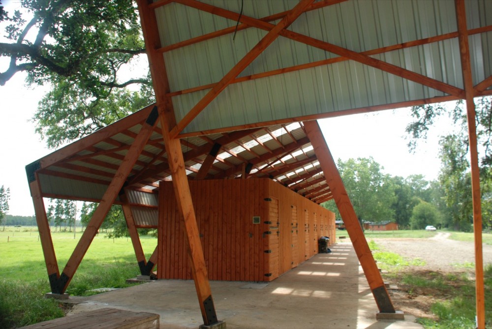 Los Leones Stables / Pablo Lamarca & Tomás Swett