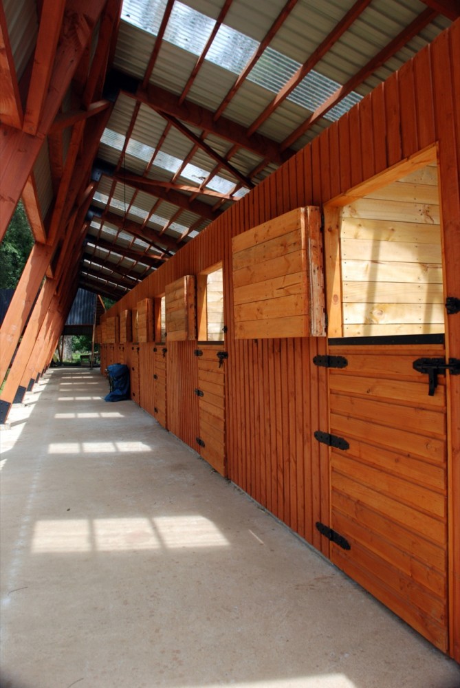 Los Leones Stables / Pablo Lamarca & Tomás Swett