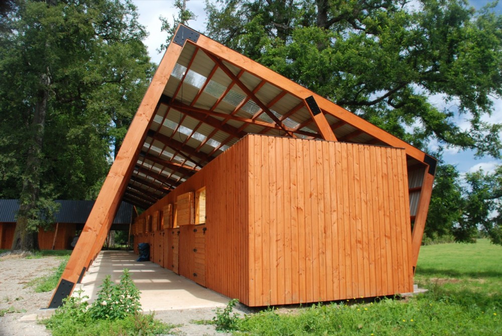 Los Leones Stables / Pablo Lamarca & Tomás Swett