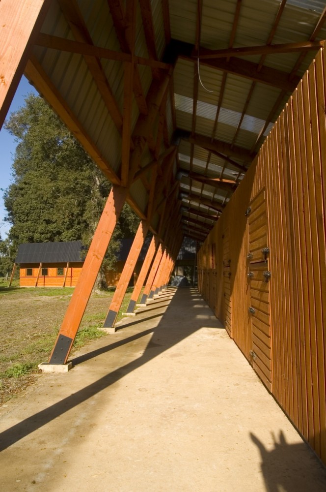 Los Leones Stables / Pablo Lamarca & Tomás Swett