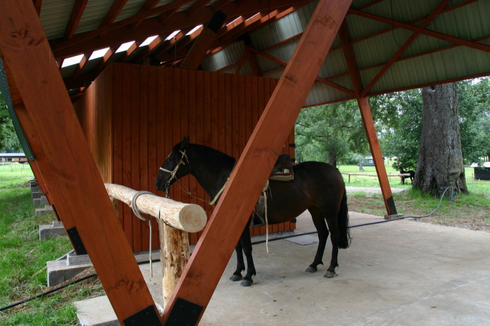 Los Leones Stables / Pablo Lamarca & Tomás Swett