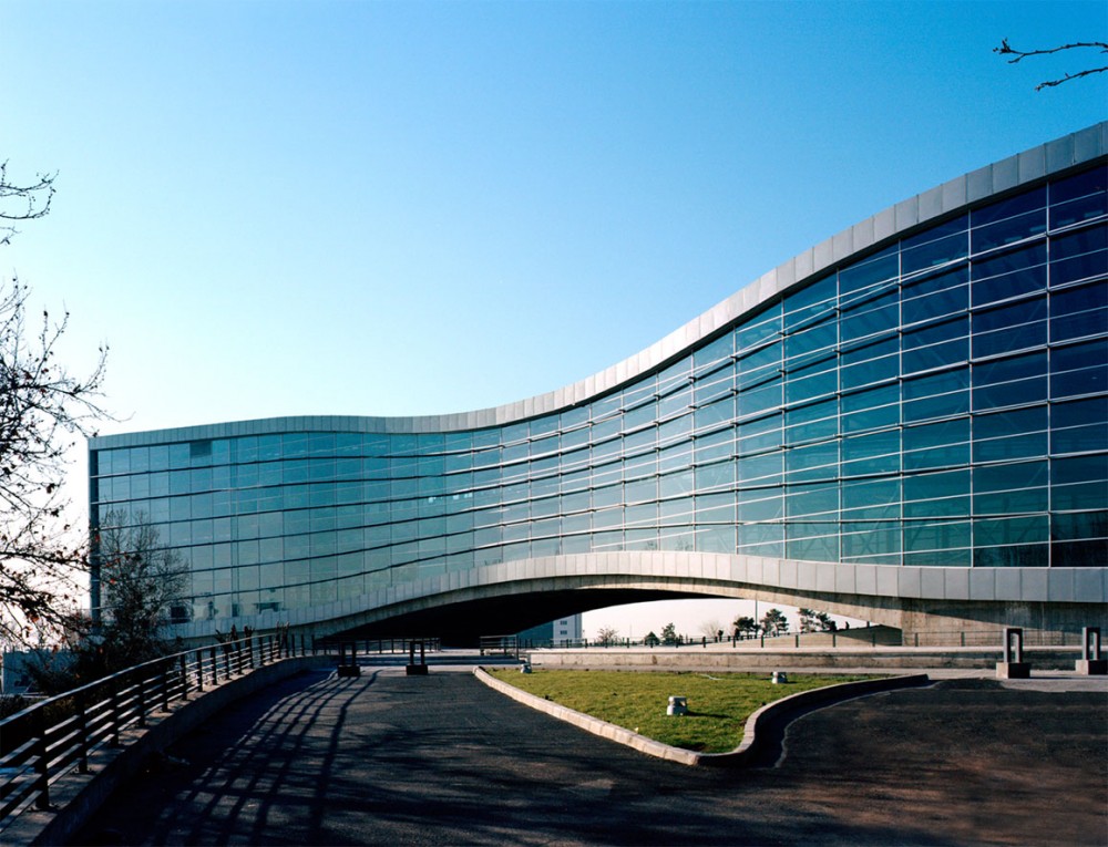 Mellat Park Cineplex / Fluid Motion Architects