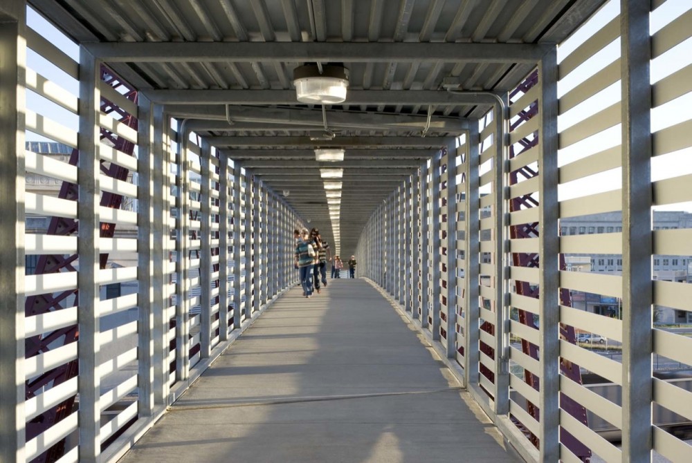 Freight House Pedestrian Bridge / BNIM