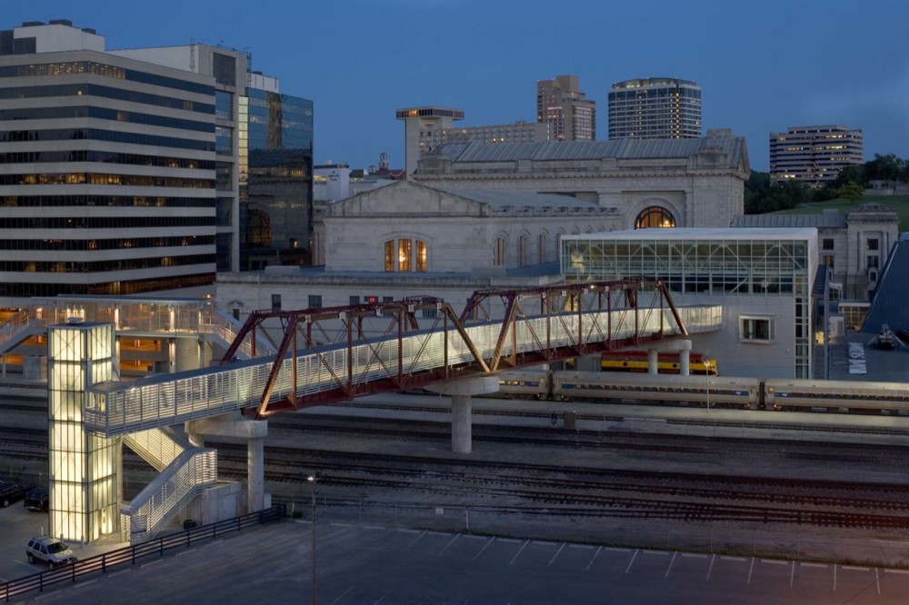 Freight House Pedestrian Bridge / BNIM