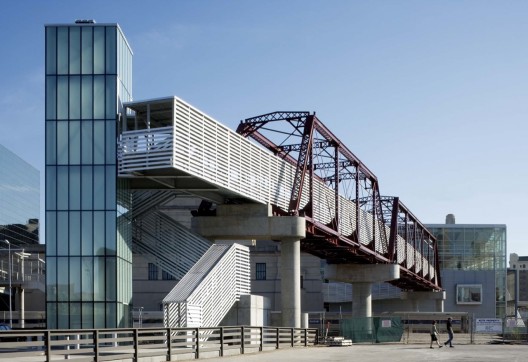 Freight House Pedestrian Bridge / BNIM