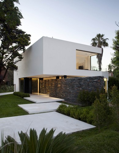 Carrara House / Andres Remy Arquitectos