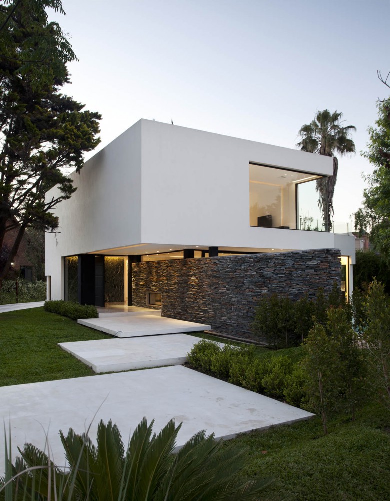 Carrara House / Andres Remy Arquitectos