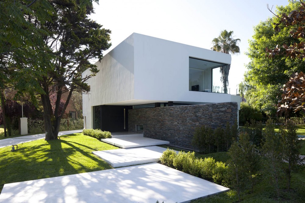 Carrara House / Andres Remy Arquitectos