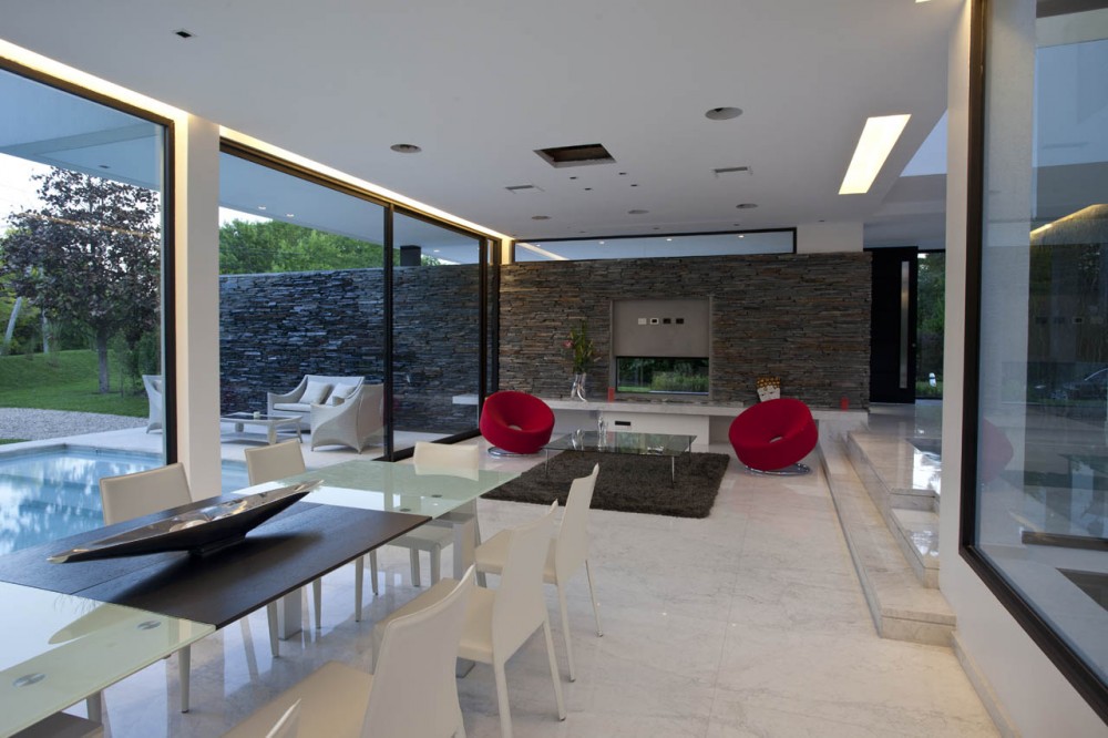 Carrara House / Andres Remy Arquitectos
