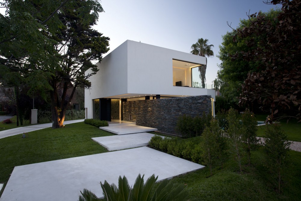 Carrara House / Andres Remy Arquitectos