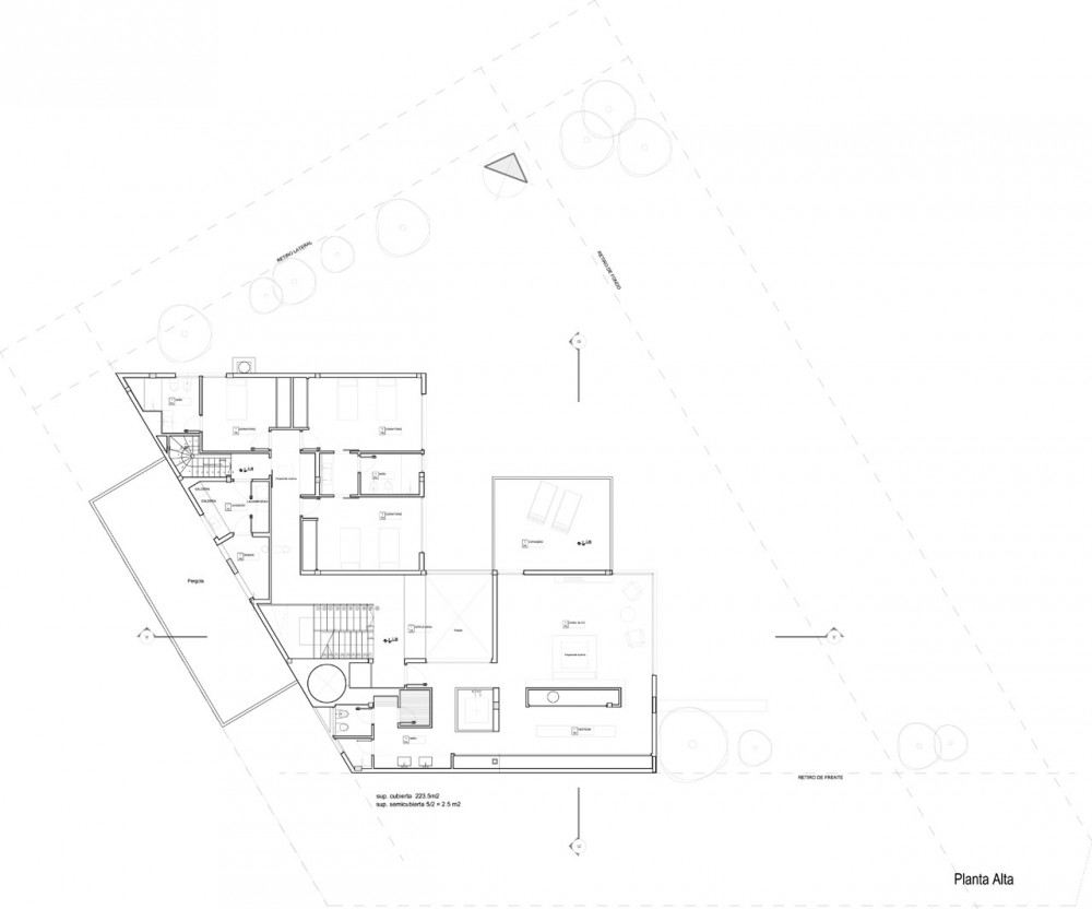 Carrara House / Andres Remy Arquitectos