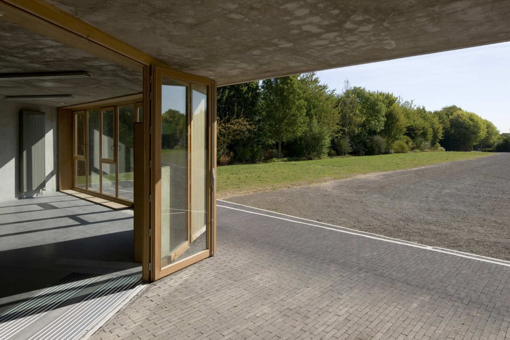 Caen Services Building / RemingtonStyle