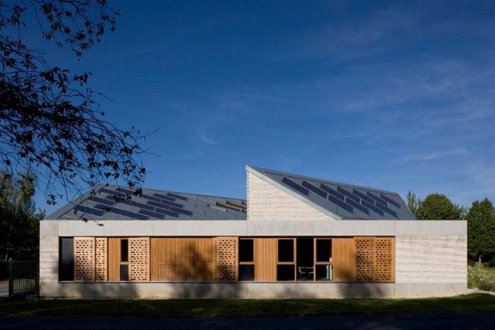 Caen Services Building / RemingtonStyle