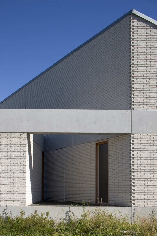 Caen Services Building / RemingtonStyle