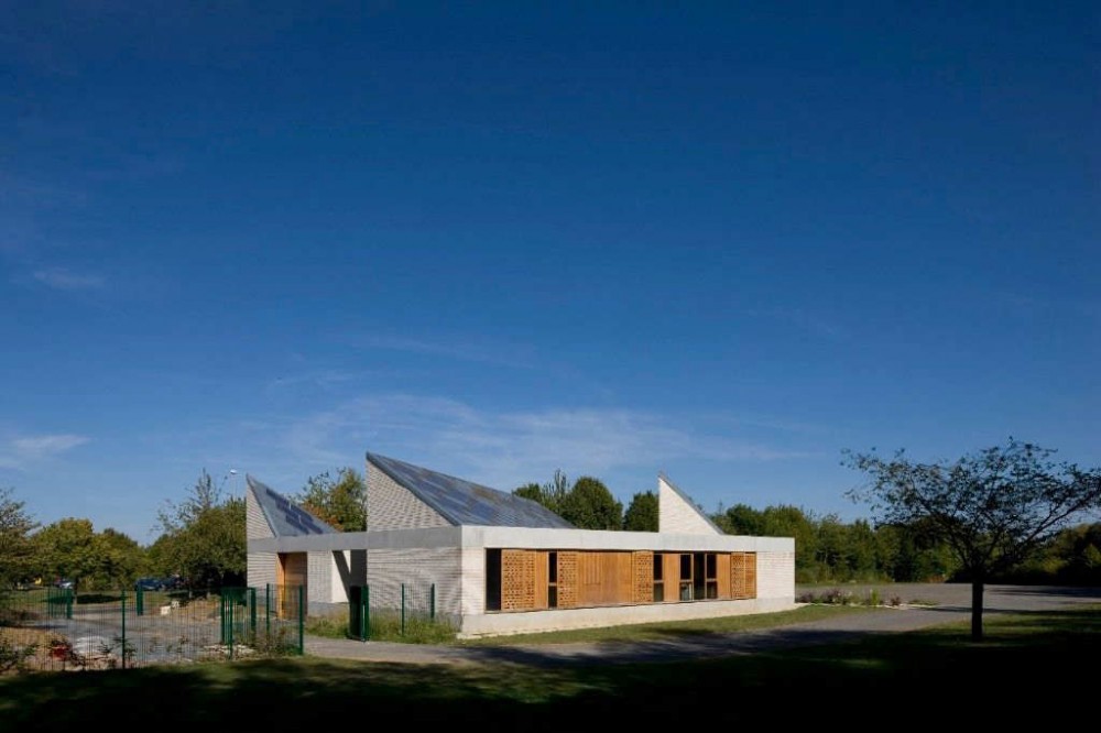 Caen Services Building / RemingtonStyle