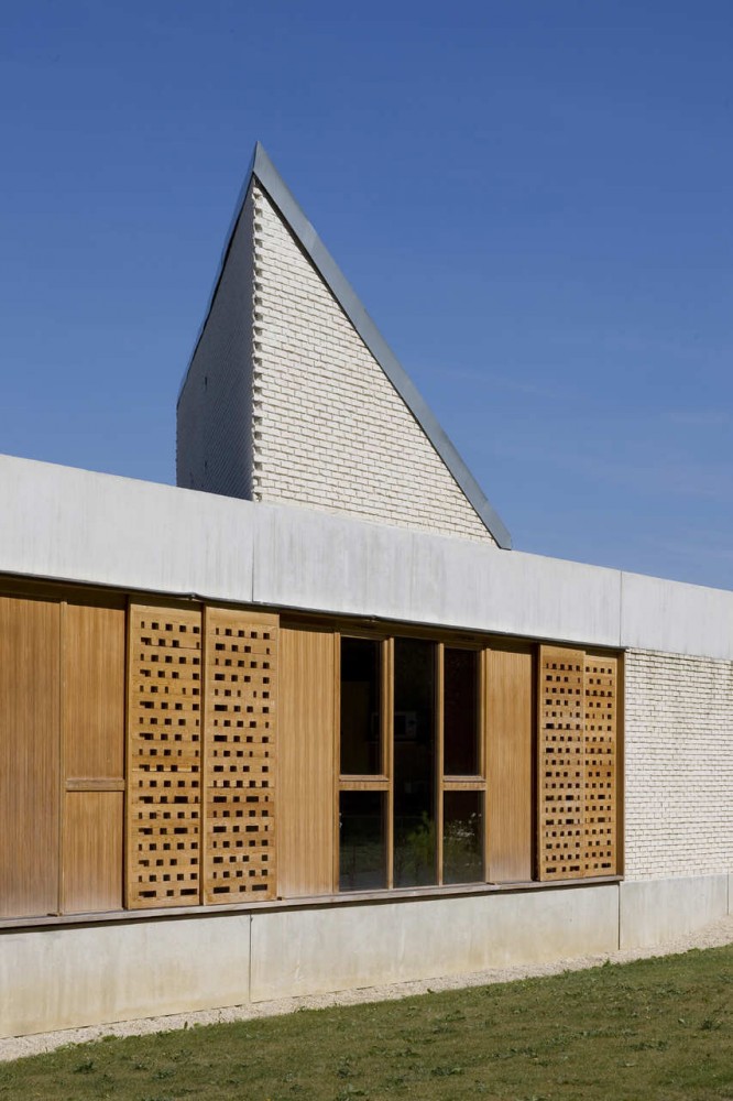 Caen Services Building / RemingtonStyle