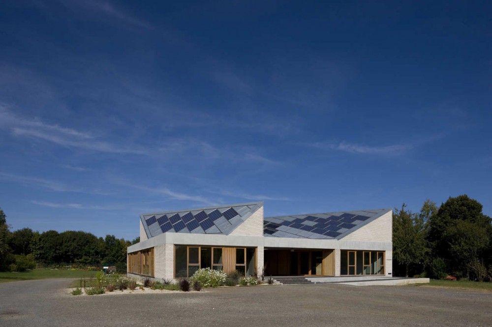 Caen Services Building / RemingtonStyle