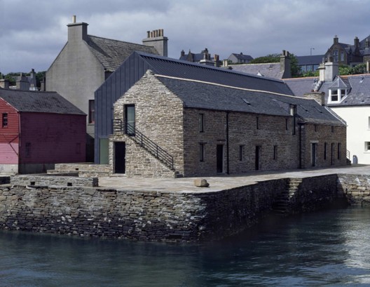 The Pier Arts Centre / Reiach And Hall Architects