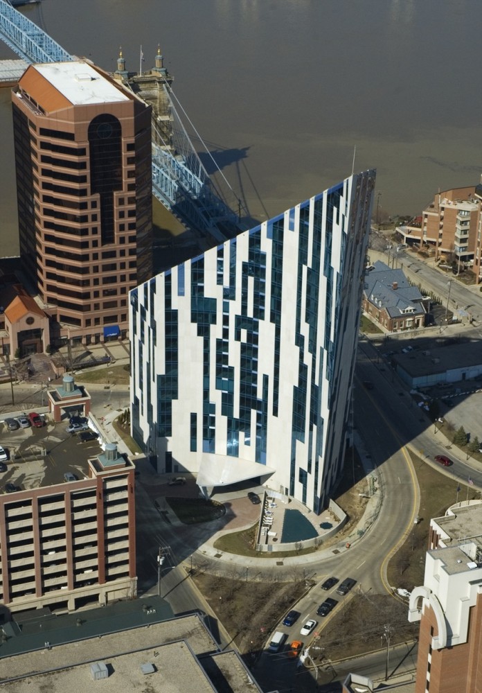 The Ascent at Roebling’s Bridge / Daniel Libeskind