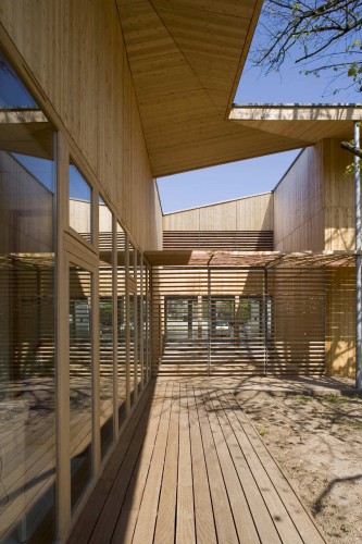 Mother And Baby Care Center / Atelier Zündel & Cristea