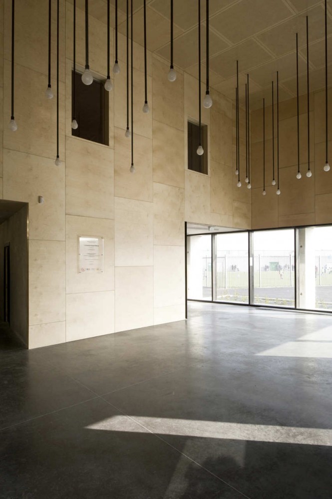 Calais Sporthall / RemingtonStyle