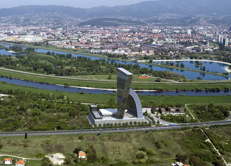 Square in Space / Ivan Filipivoc