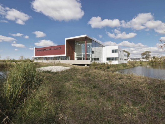 Waubonsee Community College Plano Classroom Building / Holabird & Root