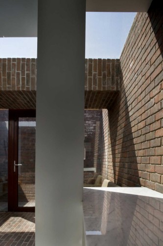 Brick A Back House / Architecture Republic