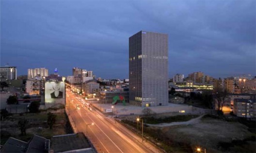 Burgos Tower by Eduardo Souto de Moura (2007) © Luis Ferreira Alves Burgos Tower by Eduardo Souto de Moura (2007) © Luis Ferreira Alves