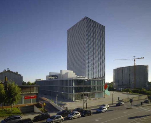 Burgos Tower by Eduardo Souto de Moura (2007) © Luis Ferreira Alves Burgos Tower by Eduardo Souto de Moura (2007) © Luis Ferreira Alves