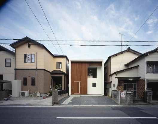 House Of Continuous Wall / Akitoshi Ukai/AUAU