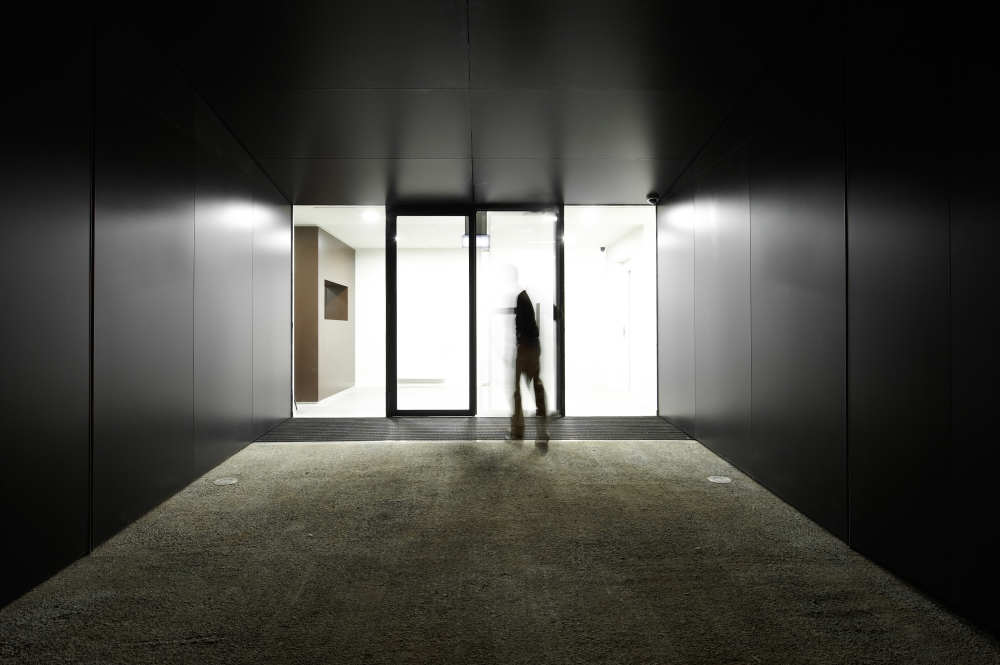Shelter Home for the Homeless / Javier Larraz