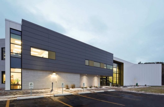 Centre Spécialisé De Technologie Physique Du Québec / bisson | associés + Carl Charron Architecte