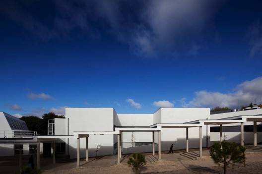 Manuel I Secondary School / BFJ Arquitectos