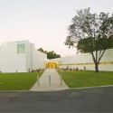The Brother Stephen Debourg Performing Arts Centre at Sacred Heart College / Tridente Architects © Peter Fisher