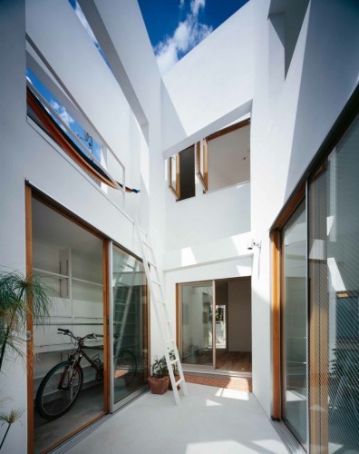 inside house & outside house / Takeshi Hosaka Architects