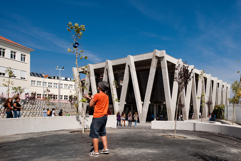 Emidio Navarro Secondary School / Oficina Ideias em Linha