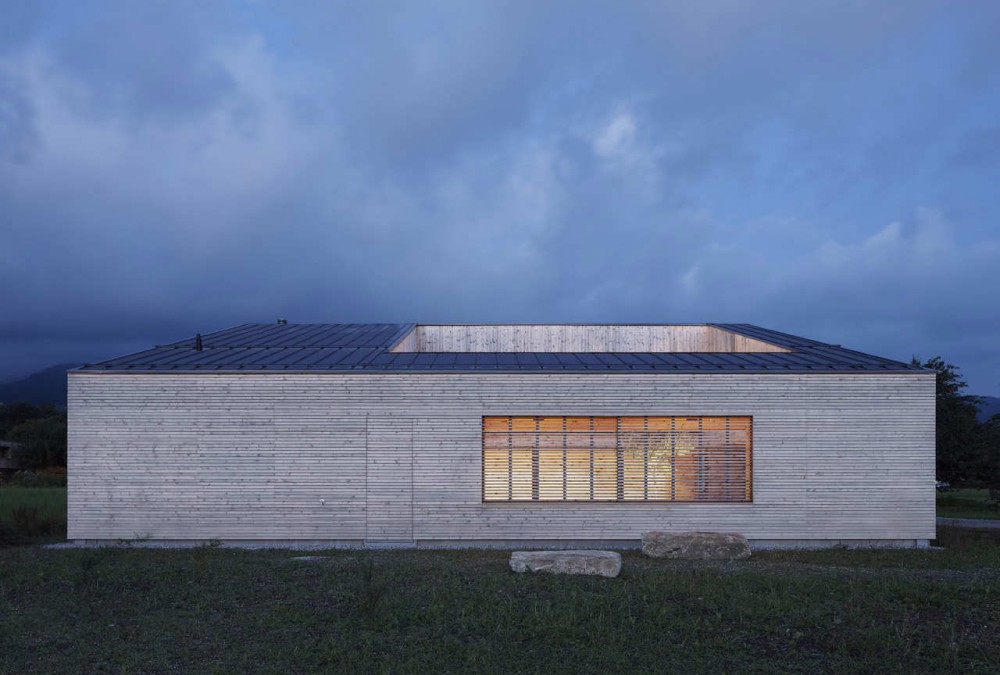Wooden House with an Inner Courtyard / DI Bernardo Bader