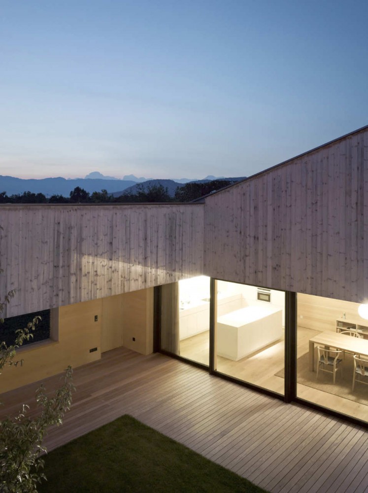 Wooden House with an Inner Courtyard / DI Bernardo Bader