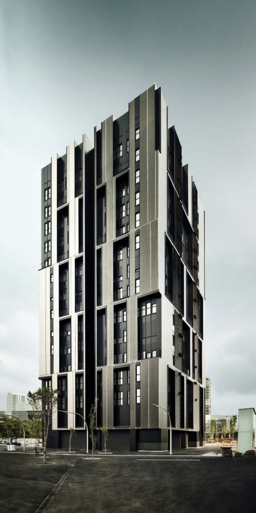 Social Housing Tower Of 75 Units In Europa Square / Roldán + Berengué