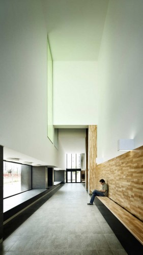 Social Housing Tower Of 75 Units In Europa Square / Roldán + Berengué