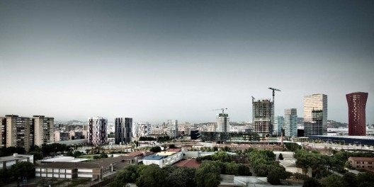 Social Housing Tower Of 75 Units In Europa Square / Roldán + Berengué