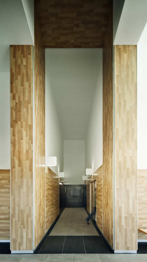 Social Housing Tower Of 75 Units In Europa Square / Roldán + Berengué