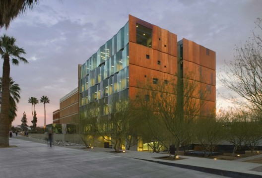 Meinel Optical Sciences Building / richärd+bauer