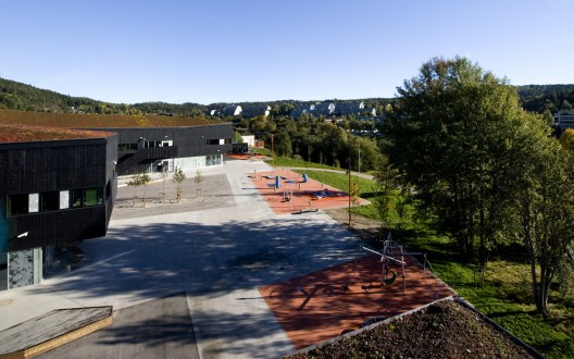 Rommen School and Cultural Center / Østengen & Bergo AS