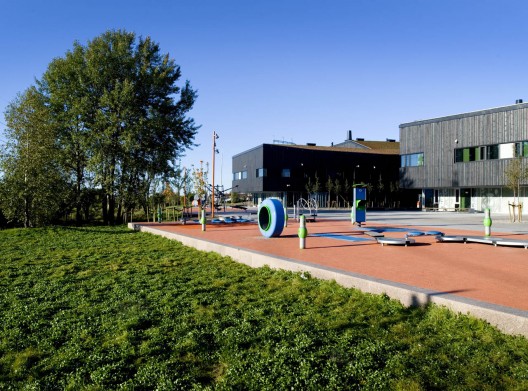 Rommen School and Cultural Center / Østengen & Bergo AS