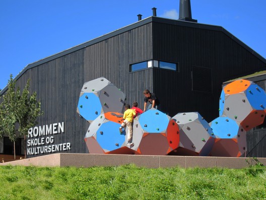 Rommen School and Cultural Center / Østengen & Bergo AS