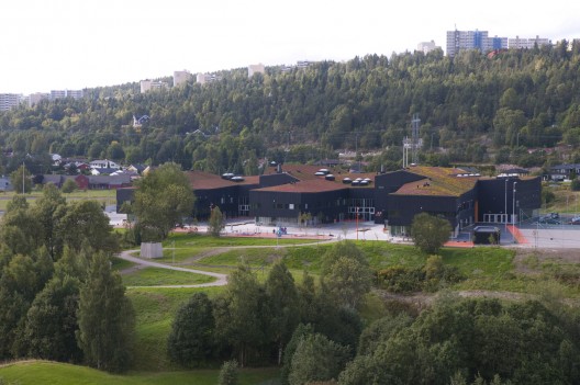Rommen School and Cultural Center / Østengen & Bergo AS